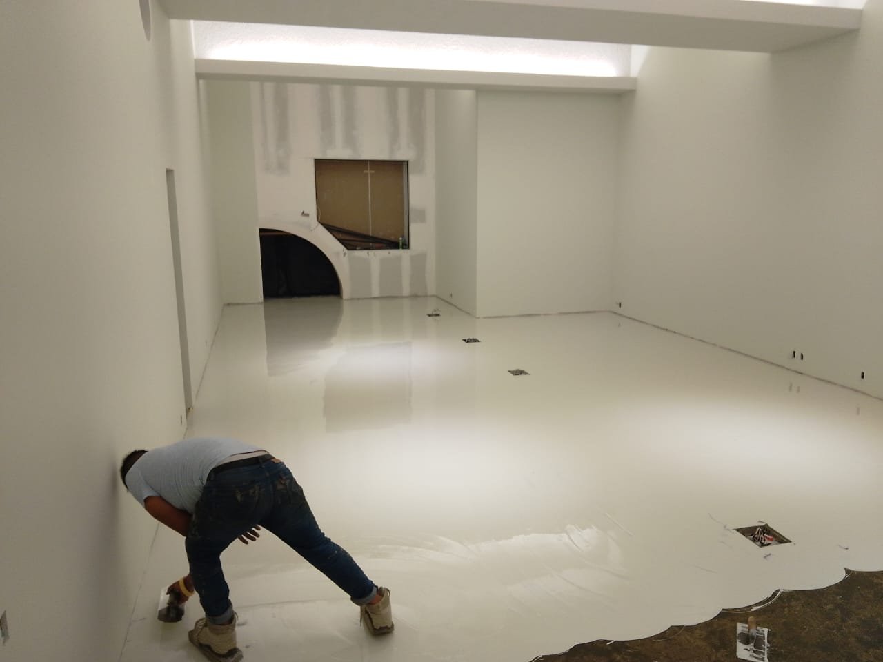 Aplicación de sistema epóxico en espacio comercial