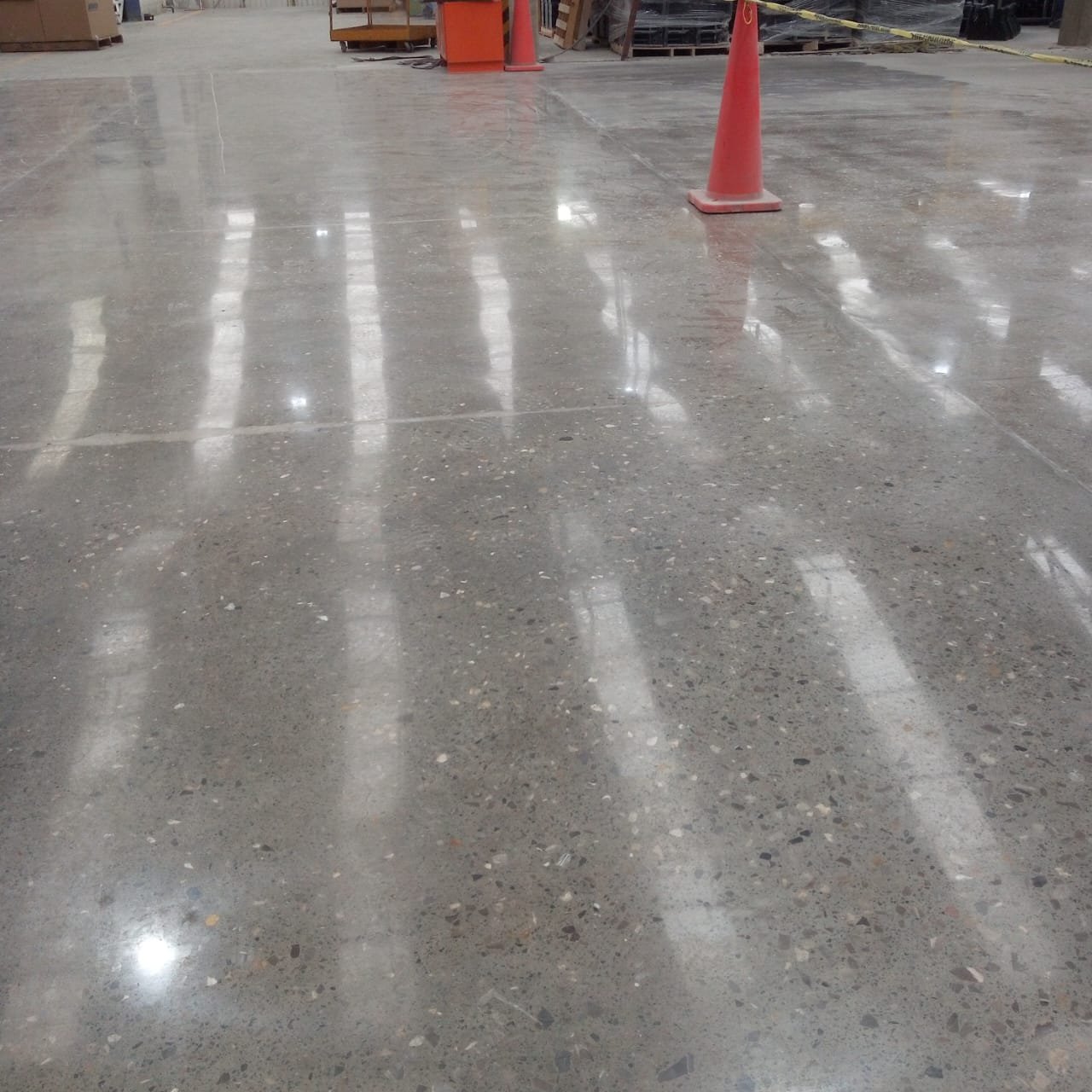 Piso de concreto pulido y abrillantado en nave industrial